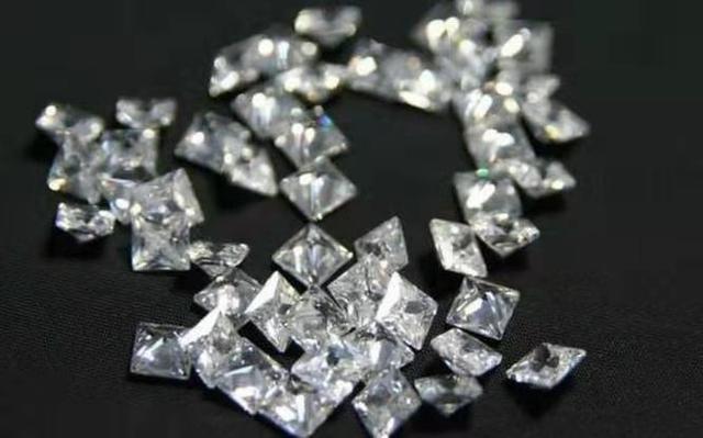 南非钻石和锆石怎么区分,锆石跟莫桑钻哪个好-第5张图片-翡翠网 南非钻石和锆石怎么区分,锆石跟莫桑钻哪个好-第5张图片-翡翠网