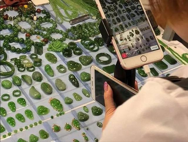 冰种正阳绿翡翠价格的简单介绍-第1张图片-翡翠网 冰种正阳绿翡翠价格的简单介绍-第1张图片-翡翠网