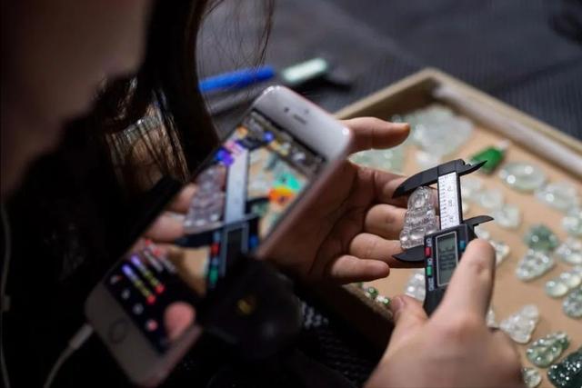 冰种正阳绿翡翠价格的简单介绍-第8张图片-翡翠网 冰种正阳绿翡翠价格的简单介绍-第8张图片-翡翠网