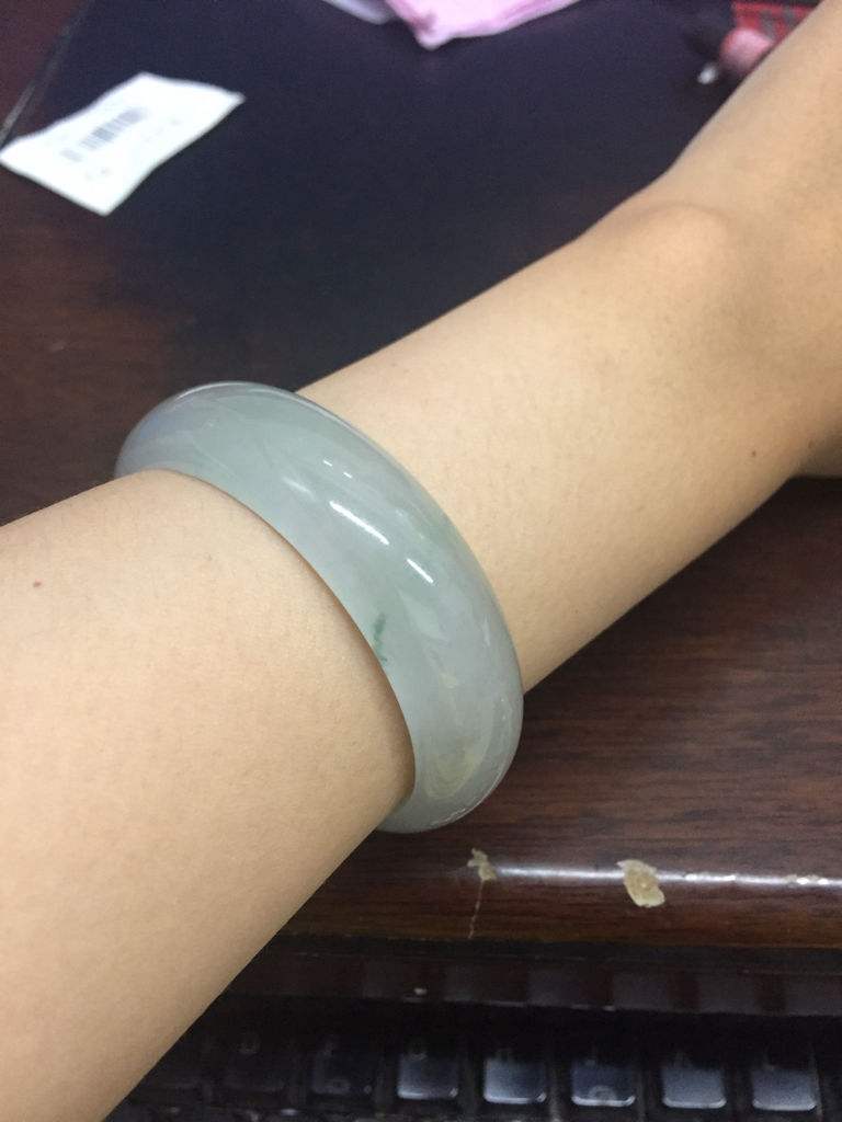 关于翡翠手镯凉会加重人体湿气吗的信息-第2张图片-翡翠网 关于翡翠手镯凉会加重人体湿气吗的信息-第2张图片-翡翠网