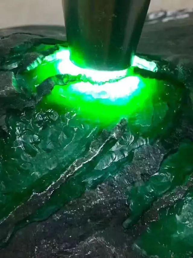 翡翠原石什么料最好翡翠黑料原石种类-第11张图片-翡翠网 翡翠原石什么料最好翡翠黑料原石种类-第11张图片-翡翠网