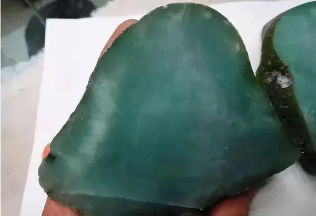 翡翠原石什么料最好翡翠黑料原石种类-第13张图片-翡翠网 翡翠原石什么料最好翡翠黑料原石种类-第13张图片-翡翠网