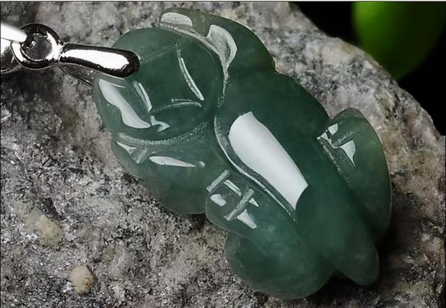 翡翠原石什么料最好翡翠黑料原石种类-第14张图片-翡翠网 翡翠原石什么料最好翡翠黑料原石种类-第14张图片-翡翠网