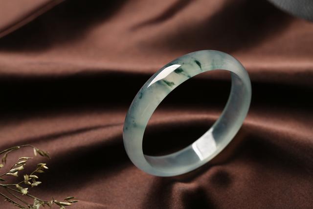 翡翠手镯a货价格的简单介绍-第1张图片-翡翠网 翡翠手镯a货价格的简单介绍-第1张图片-翡翠网