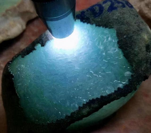 会卡翡翠原石皮肉会卡翡翠原石解垮图片-第3张图片-翡翠网 会卡翡翠原石皮肉会卡翡翠原石解垮图片-第3张图片-翡翠网