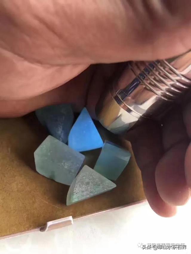 翡翠的鉴定技巧和知识,翡翠鉴定方法-第1张图片-翡翠网 翡翠的鉴定技巧和知识,翡翠鉴定方法-第1张图片-翡翠网