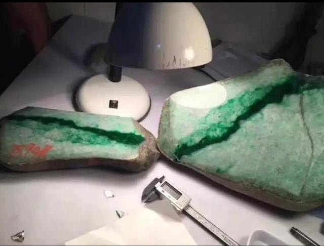 对庄翡翠原石切出帝王绿的简单介绍-第1张图片-翡翠网 对庄翡翠原石切出帝王绿的简单介绍-第1张图片-翡翠网