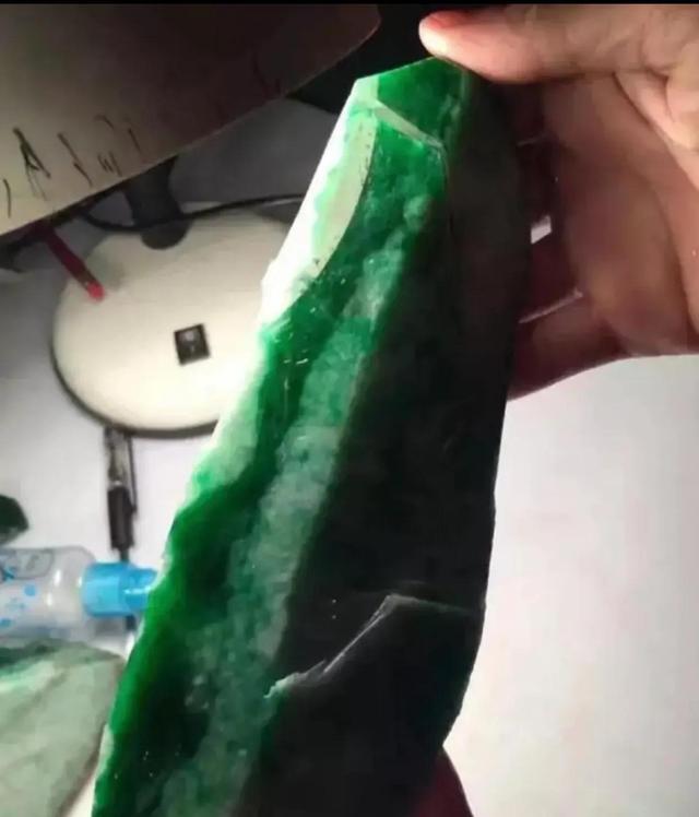 对庄翡翠原石切出帝王绿的简单介绍-第3张图片-翡翠网 对庄翡翠原石切出帝王绿的简单介绍-第3张图片-翡翠网