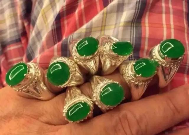 对庄翡翠原石切出帝王绿的简单介绍-第5张图片-翡翠网 对庄翡翠原石切出帝王绿的简单介绍-第5张图片-翡翠网