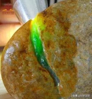 翡翠原石什么是水石和山石,翡翠原石水石-第7张图片-翡翠网 翡翠原石什么是水石和山石,翡翠原石水石-第7张图片-翡翠网