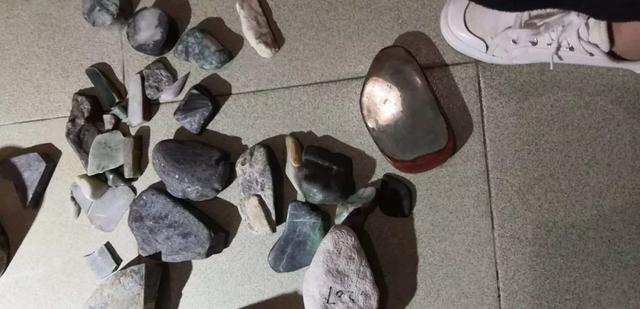 二万多糯种手镯图片,晚上搬翡翠原石-第3张图片-翡翠网 二万多糯种手镯图片,晚上搬翡翠原石-第3张图片-翡翠网