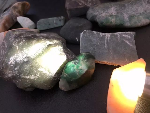 二万多糯种手镯图片,晚上搬翡翠原石-第5张图片-翡翠网 二万多糯种手镯图片,晚上搬翡翠原石-第5张图片-翡翠网