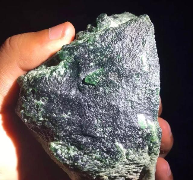 男朋友买翡翠原石的简单介绍-第1张图片-翡翠网 男朋友买翡翠原石的简单介绍-第1张图片-翡翠网