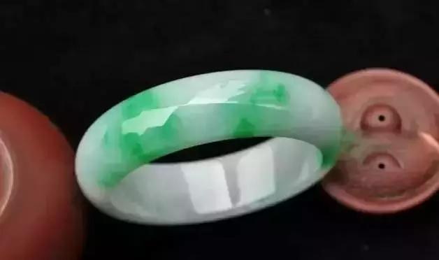 白绿翡翠手镯价格的简单介绍-第4张图片-翡翠网 白绿翡翠手镯价格的简单介绍-第4张图片-翡翠网