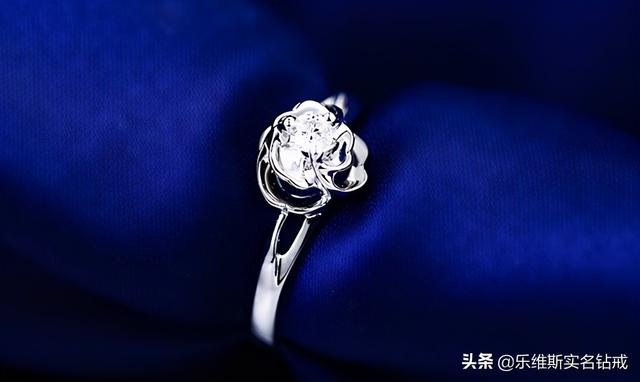 朋友圈晒钻戒的说说钻戒与爱情的经典句子-第2张图片-翡翠网 朋友圈晒钻戒的说说钻戒与爱情的经典句子-第2张图片-翡翠网