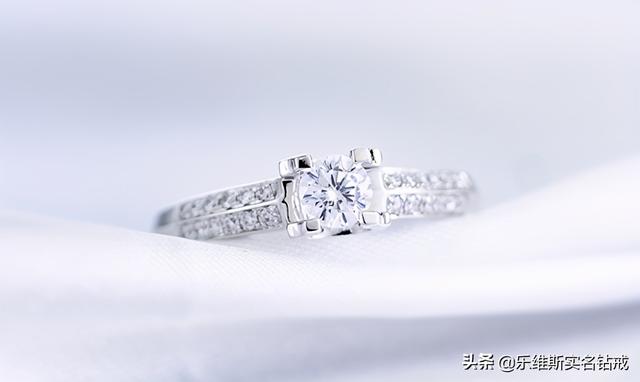 朋友圈晒钻戒的说说钻戒与爱情的经典句子-第3张图片-翡翠网 朋友圈晒钻戒的说说钻戒与爱情的经典句子-第3张图片-翡翠网