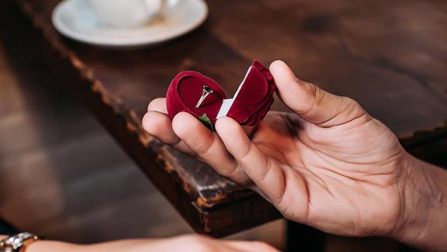 求婚戒指买什么好求婚戒指戴哪个手指-第1张图片-翡翠网 求婚戒指买什么好求婚戒指戴哪个手指-第1张图片-翡翠网