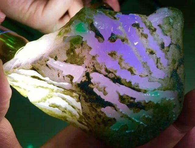 翡翠原石上有一个洞,翡翠原石皮壳上的沙-第1张图片-翡翠网 翡翠原石上有一个洞,翡翠原石皮壳上的沙-第1张图片-翡翠网