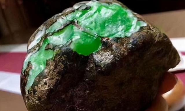 翡翠原石上有一个洞,翡翠原石皮壳上的沙-第2张图片-翡翠网 翡翠原石上有一个洞,翡翠原石皮壳上的沙-第2张图片-翡翠网