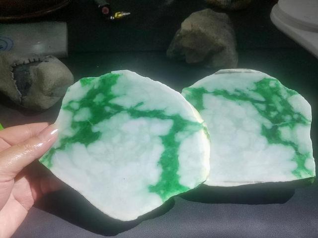 翡翠原石上有一个洞,翡翠原石皮壳上的沙-第3张图片-翡翠网 翡翠原石上有一个洞,翡翠原石皮壳上的沙-第3张图片-翡翠网