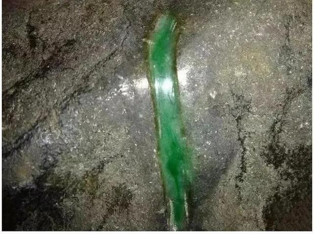 翡翠原石上有一个洞,翡翠原石皮壳上的沙-第6张图片-翡翠网 翡翠原石上有一个洞,翡翠原石皮壳上的沙-第6张图片-翡翠网