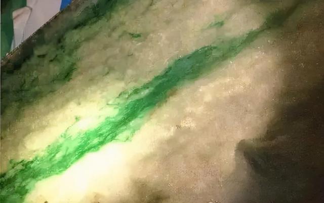 翡翠原石上有一个洞,翡翠原石皮壳上的沙-第7张图片-翡翠网 翡翠原石上有一个洞,翡翠原石皮壳上的沙-第7张图片-翡翠网