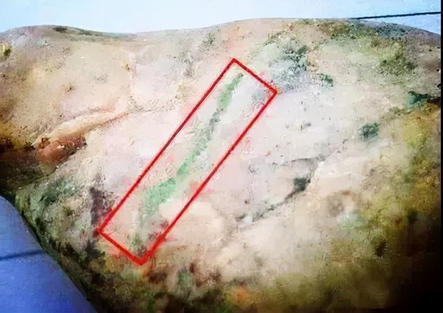 翡翠原石上有一个洞,翡翠原石皮壳上的沙-第8张图片-翡翠网 翡翠原石上有一个洞,翡翠原石皮壳上的沙-第8张图片-翡翠网