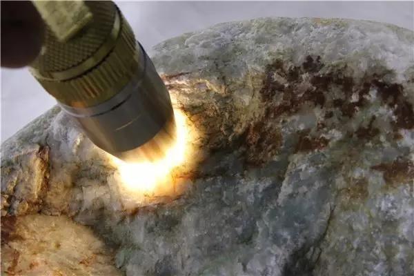 翡翠原石上有一个洞,翡翠原石皮壳上的沙-第9张图片-翡翠网 翡翠原石上有一个洞,翡翠原石皮壳上的沙-第9张图片-翡翠网