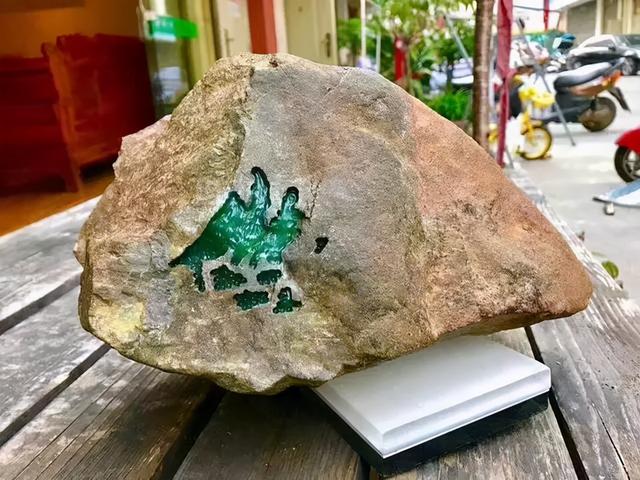 关于铁锈皮翡翠原石一般出什么的信息-第2张图片-翡翠网 关于铁锈皮翡翠原石一般出什么的信息-第2张图片-翡翠网