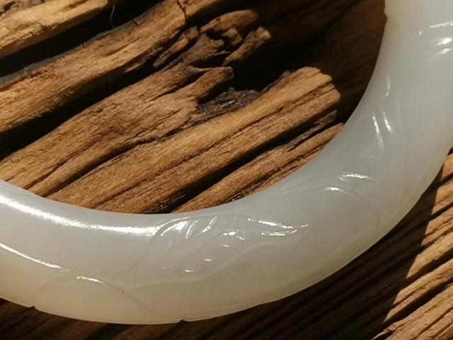 玉镯买翡翠还是和田玉顶级翡翠白玉手镯-第1张图片-翡翠网 玉镯买翡翠还是和田玉顶级翡翠白玉手镯-第1张图片-翡翠网