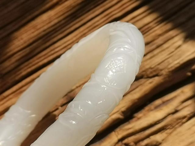 玉镯买翡翠还是和田玉顶级翡翠白玉手镯-第2张图片-翡翠网 玉镯买翡翠还是和田玉顶级翡翠白玉手镯-第2张图片-翡翠网