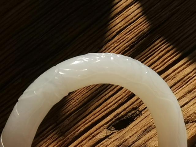 玉镯买翡翠还是和田玉顶级翡翠白玉手镯-第3张图片-翡翠网 玉镯买翡翠还是和田玉顶级翡翠白玉手镯-第3张图片-翡翠网