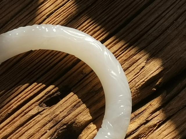 玉镯买翡翠还是和田玉顶级翡翠白玉手镯-第4张图片-翡翠网 玉镯买翡翠还是和田玉顶级翡翠白玉手镯-第4张图片-翡翠网