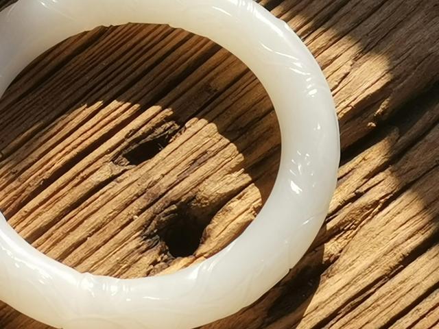 玉镯买翡翠还是和田玉顶级翡翠白玉手镯-第5张图片-翡翠网 玉镯买翡翠还是和田玉顶级翡翠白玉手镯-第5张图片-翡翠网