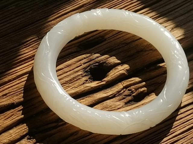 玉镯买翡翠还是和田玉顶级翡翠白玉手镯-第6张图片-翡翠网 玉镯买翡翠还是和田玉顶级翡翠白玉手镯-第6张图片-翡翠网