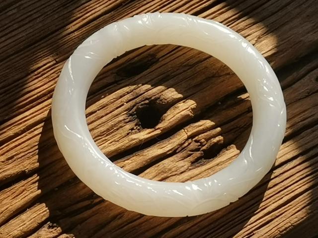 玉镯买翡翠还是和田玉顶级翡翠白玉手镯-第7张图片-翡翠网 玉镯买翡翠还是和田玉顶级翡翠白玉手镯-第7张图片-翡翠网