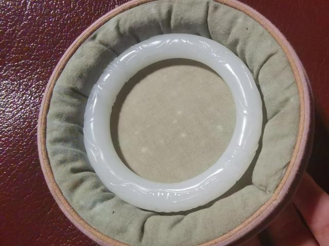 玉镯买翡翠还是和田玉顶级翡翠白玉手镯-第8张图片-翡翠网 玉镯买翡翠还是和田玉顶级翡翠白玉手镯-第8张图片-翡翠网