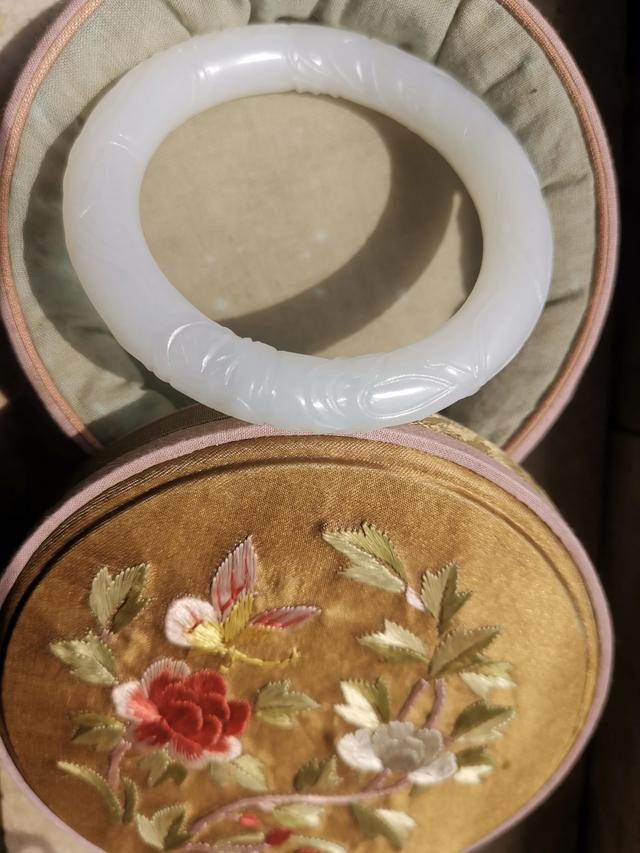 玉镯买翡翠还是和田玉顶级翡翠白玉手镯-第9张图片-翡翠网 玉镯买翡翠还是和田玉顶级翡翠白玉手镯-第9张图片-翡翠网