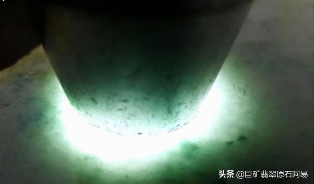 翡翠原石敲口打灯的简单介绍-第1张图片-翡翠网 翡翠原石敲口打灯的简单介绍-第1张图片-翡翠网