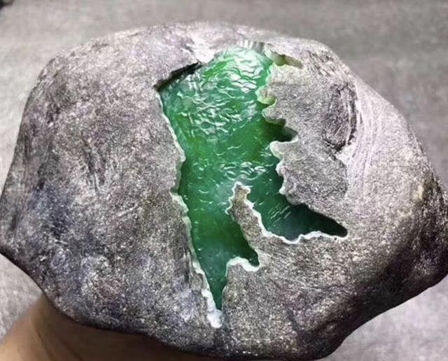 大型机器切翡翠原石的简单介绍-第1张图片-翡翠网 大型机器切翡翠原石的简单介绍-第1张图片-翡翠网