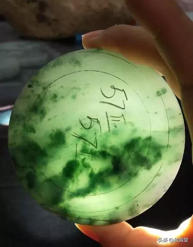 木那翡翠手镯直播视频三种女人不适合戴翡翠-第5张图片-翡翠网 木那翡翠手镯直播视频三种女人不适合戴翡翠-第5张图片-翡翠网