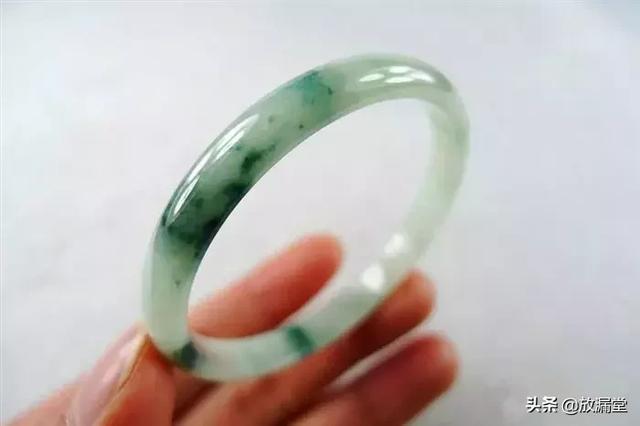 木那翡翠手镯直播视频三种女人不适合戴翡翠-第7张图片-翡翠网 木那翡翠手镯直播视频三种女人不适合戴翡翠-第7张图片-翡翠网