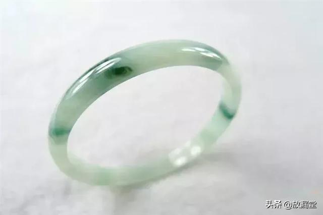 木那翡翠手镯直播视频三种女人不适合戴翡翠-第8张图片-翡翠网 木那翡翠手镯直播视频三种女人不适合戴翡翠-第8张图片-翡翠网