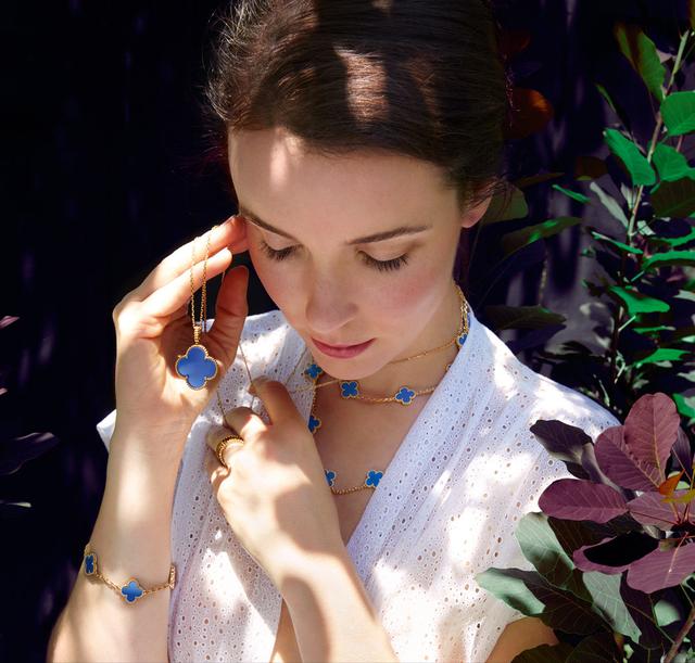 世界十大顶级首饰,全球十大顶级珠宝品牌-第9张图片-翡翠网 世界十大顶级首饰,全球十大顶级珠宝品牌-第9张图片-翡翠网