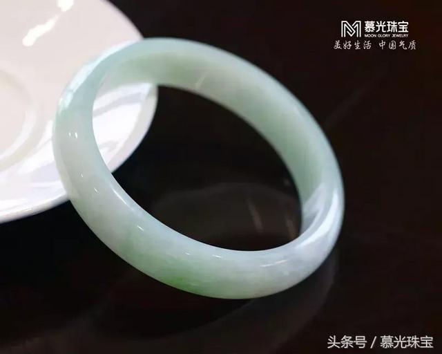 别人带过的翡翠手镯回来要怎么弄买别人二手玉能戴啊-第1张图片-翡翠网 别人带过的翡翠手镯回来要怎么弄买别人二手玉能戴啊-第1张图片-翡翠网
