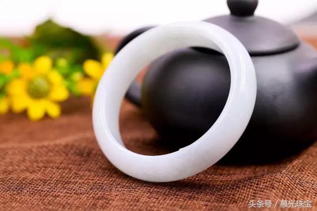 别人带过的翡翠手镯回来要怎么弄买别人二手玉能戴啊-第3张图片-翡翠网 别人带过的翡翠手镯回来要怎么弄买别人二手玉能戴啊-第3张图片-翡翠网