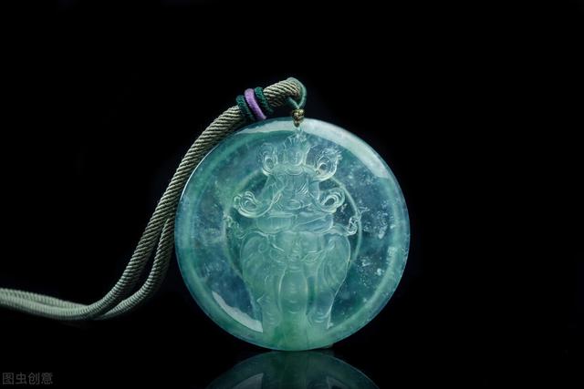 乳白色不透明的玉手镯,乳白色翡翠手镯怎么辨别真假-第1张图片-翡翠网 乳白色不透明的玉手镯,乳白色翡翠手镯怎么辨别真假-第1张图片-翡翠网