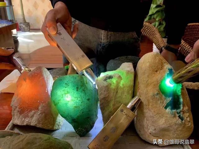 翡翠原石入门知识,翡翠原石销售方法-第5张图片-翡翠网 翡翠原石入门知识,翡翠原石销售方法-第5张图片-翡翠网