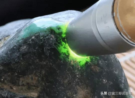 买的翡翠原石发黑,翡翠原石肉质发黑都是种老的表现吗-第3张图片-翡翠网 买的翡翠原石发黑,翡翠原石肉质发黑都是种老的表现吗-第3张图片-翡翠网