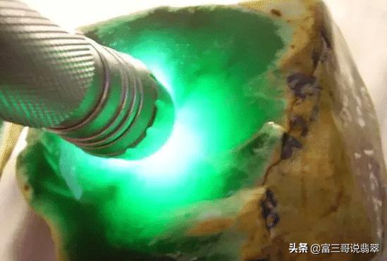 买的翡翠原石发黑,翡翠原石肉质发黑都是种老的表现吗-第4张图片-翡翠网 买的翡翠原石发黑,翡翠原石肉质发黑都是种老的表现吗-第4张图片-翡翠网